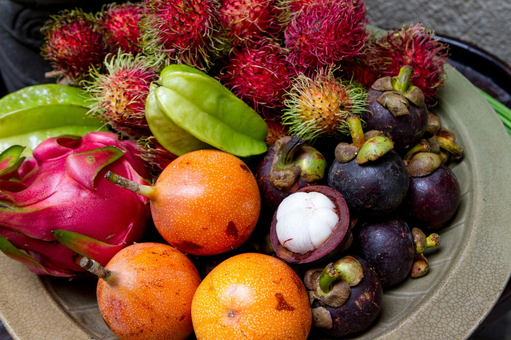 Cesta tropical con mango, piña y papaya