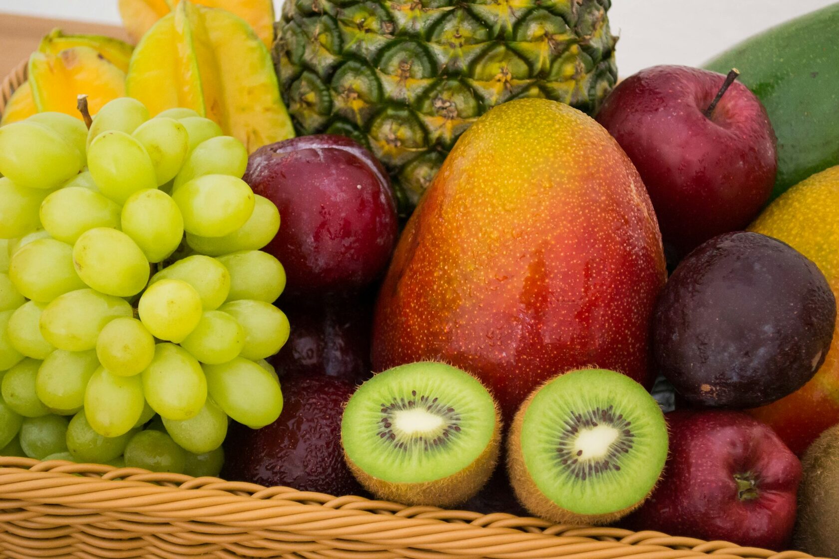 Cesta familiar surtida con gran variedad de frutas